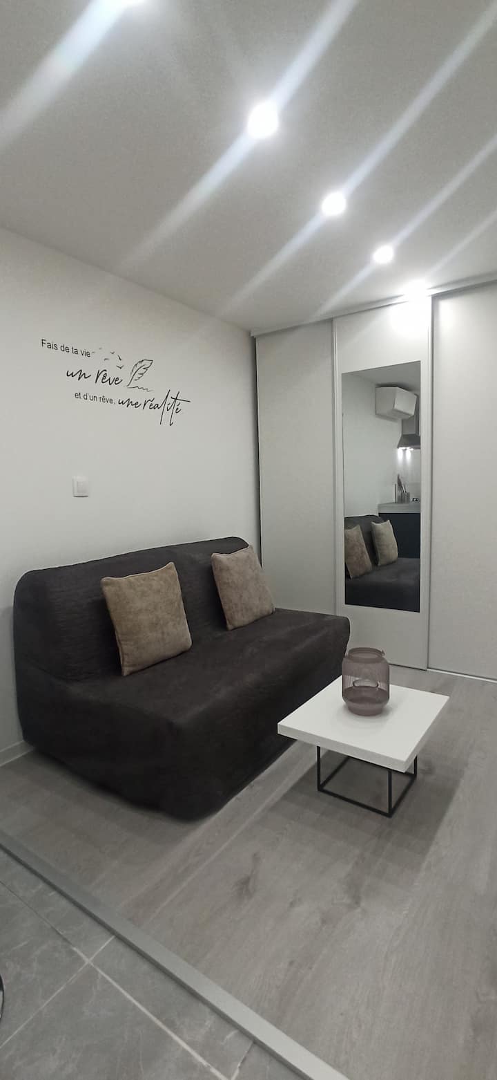 éVasion Moderne : Studio Optimisé Avec Terrasse - Draguignan