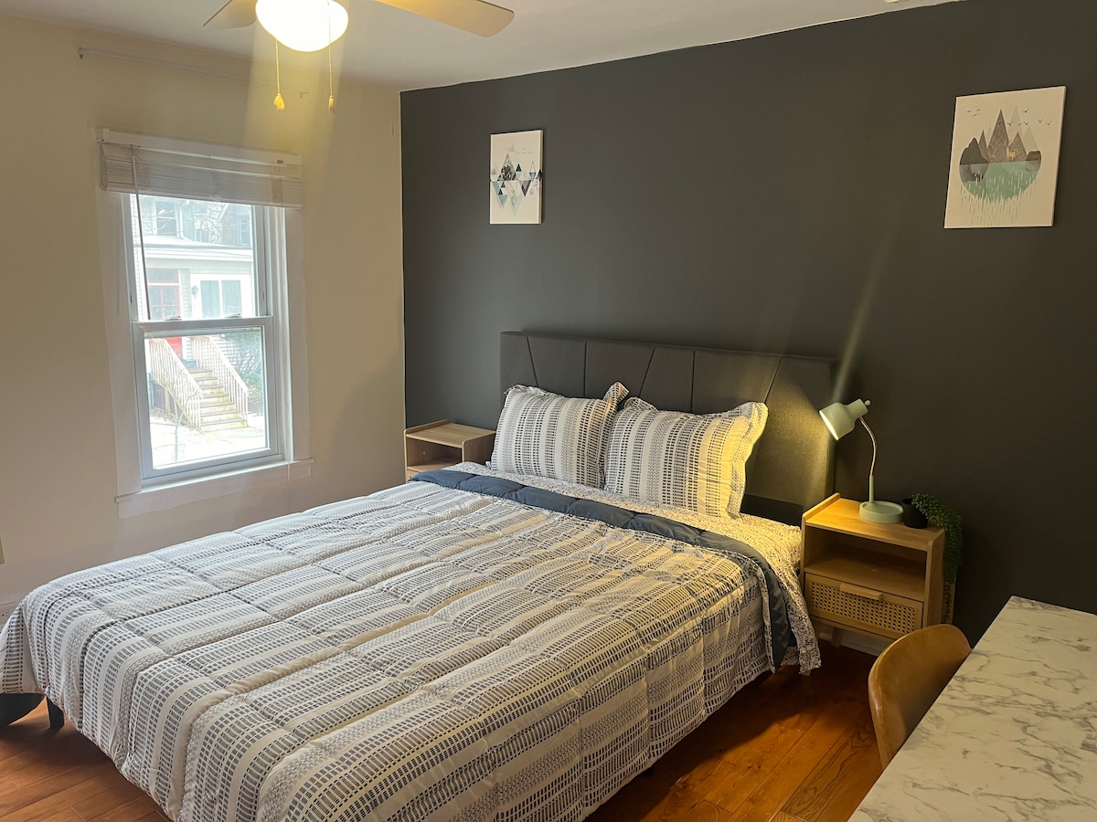 Ცალკე საძინებლის ხედი! Საწოლი არის დედოფლის ზომის მეხსიერების ქაფის ლეიბი.