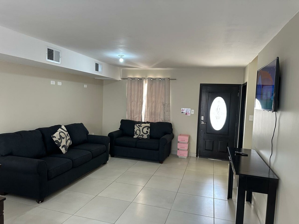 Anuncio de Airbnb popular: Residence in the golden zone, 3-bedroom house with 4 beds en Mexicali