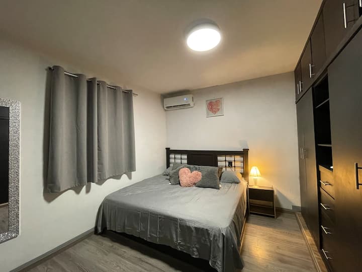 Recámara 1 cuenta cama king size , silla , buró,  clóset y aire acondicionado.