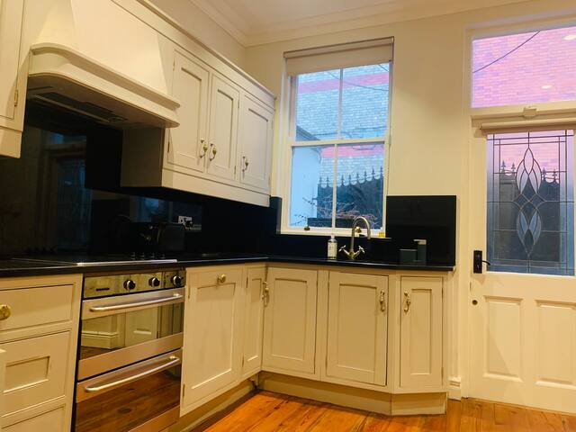 Elegant & Central Georgian House gallery image 4