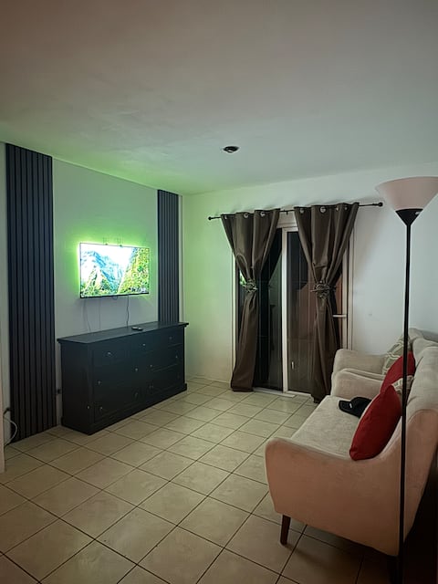 Private room 1 A/C, Pool, Parking, downtown