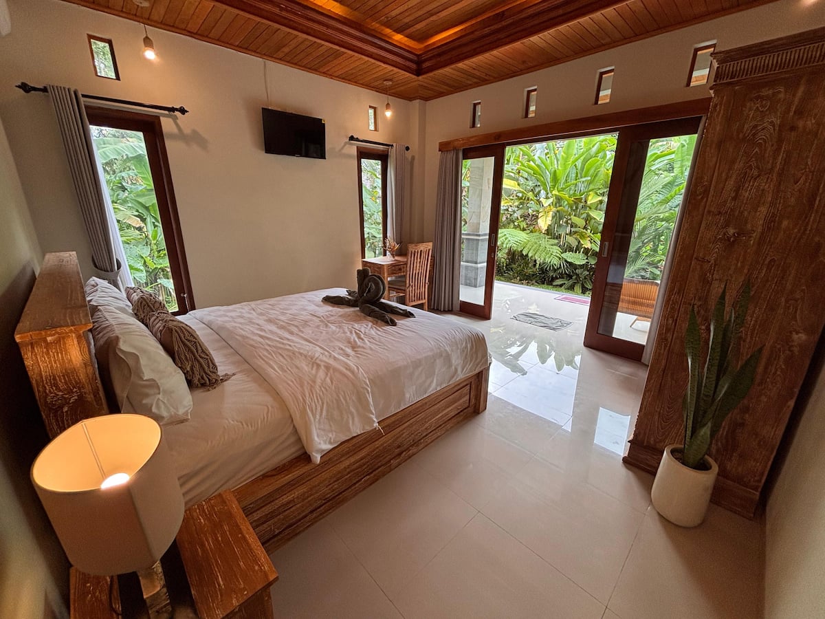 Quiet Garden Villa bedroom with garden view — Yasha House