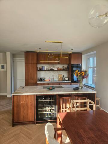 Luxurious 3- story penthouse in Amsterdam zuid gallery image 2