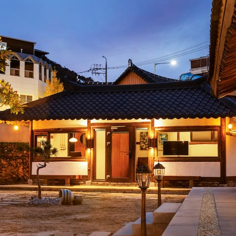 A detached hanok pension with a large yard Suojae