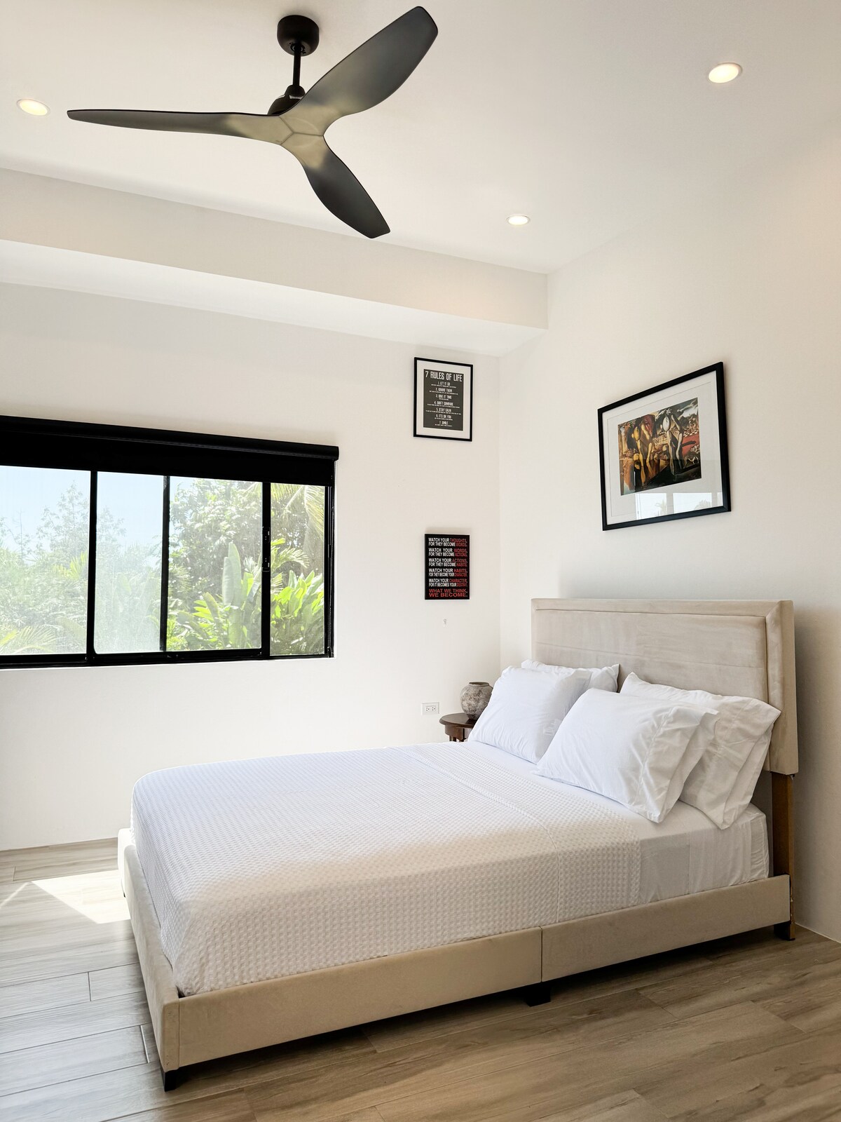 Kitanda na kiyoyozi cha ukubwa wa malkia katika chumba cha kulala pekee. 