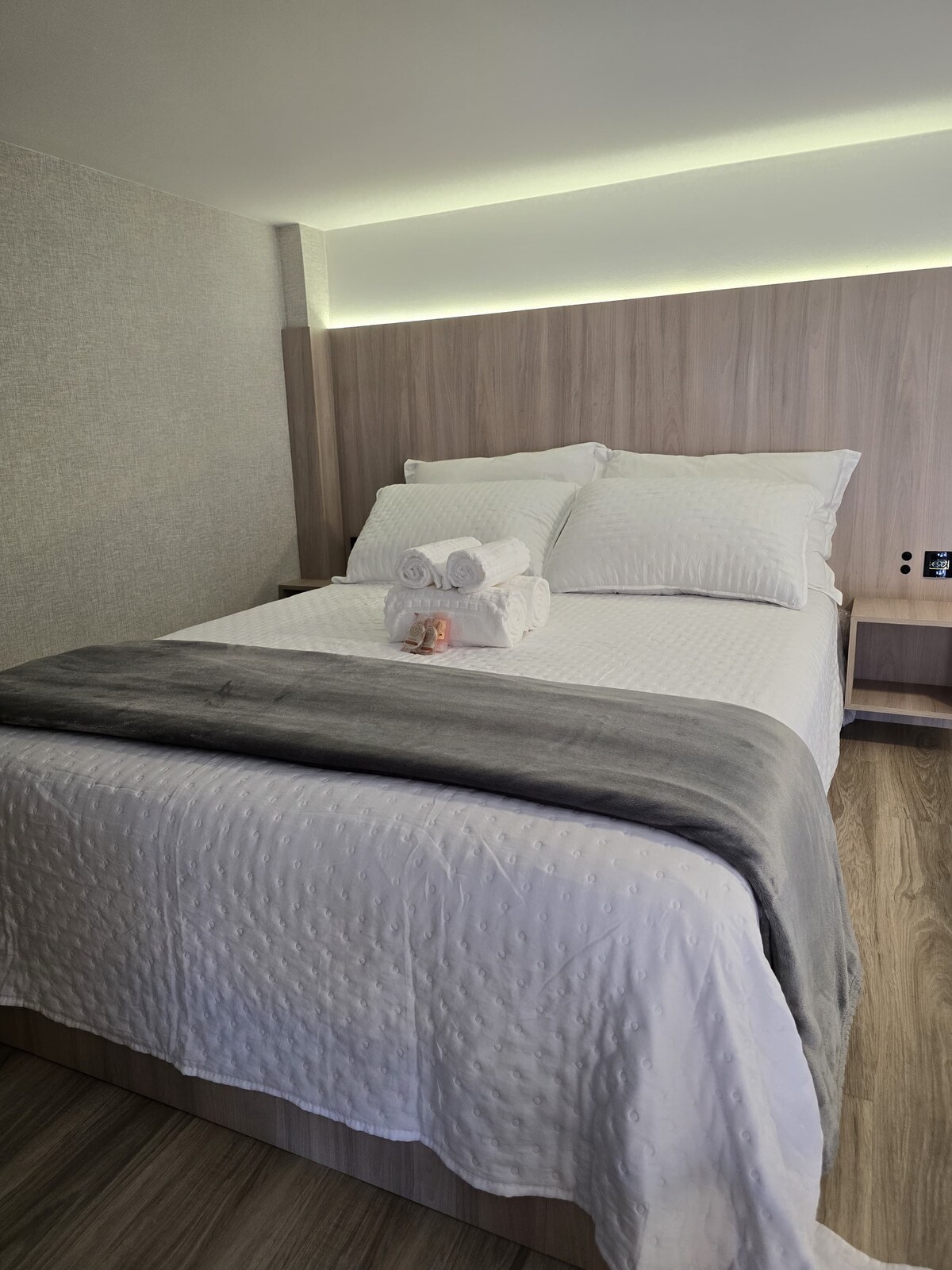 ชั้นลอยที่เป็นกันเองพร้อมบรรยากาศที่อบอุ่นและแสงไฟที่นุ่มนวล สูง 1.57 เมตร

วางแผนอย่างรอบคอบเพื่อให้การนอนหลับที่สะดวกสบายในสภาพแวดล้อมที่มีเสน่ห์ เงียบสงบ และใช้งานได้ดีพร้อมเตียงที่ยอดเยี่ยม สมาร์ททีวี และเครื่องปรับอากาศ
