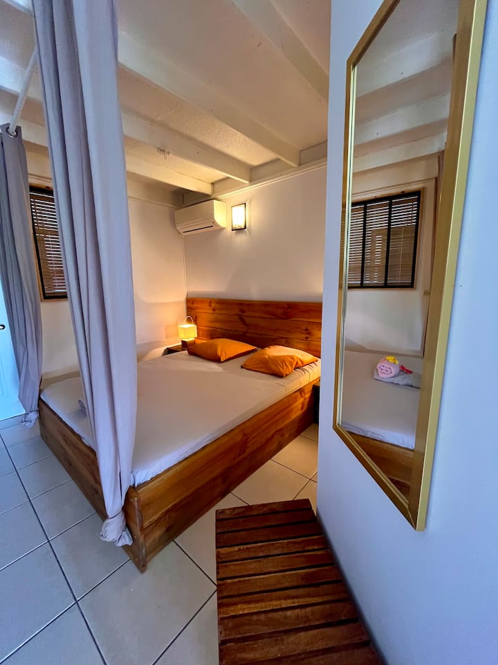 Slaapkamer 1, gelegen op de begane grond. Slaapkamer met airconditioning en twee aspecten. Bed van 160 cm. 
Opbergruimte, met glazen raam met uitzicht op de Italiaanse doucheruimte (verduisteringsgordijn). 
Een muskietennet is beschikbaar voor jouw gebruik. 