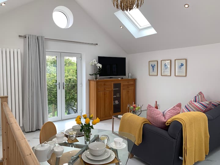 The Porthole Coastal Retreat With Private Parking - Northumberland