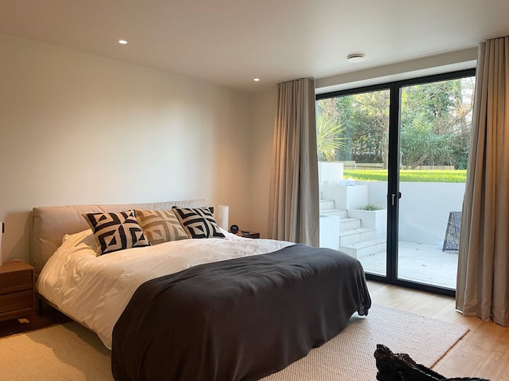 Glavna spavaća soba s velikom garderobom i vlastitom kupaonicom.
Super veliki bračni krevet i zidni TV
Vrata se otvaraju na terasu