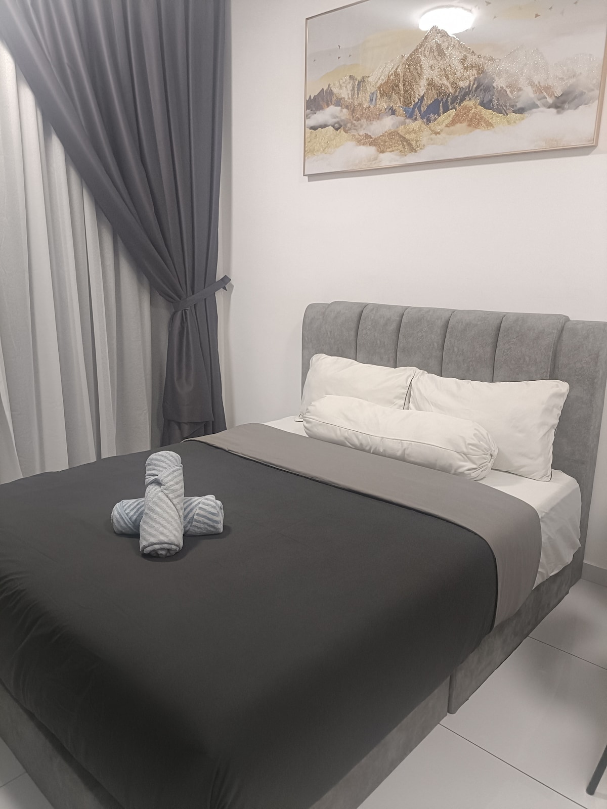 מיטת קווין סייז עם סידור רומנטי.