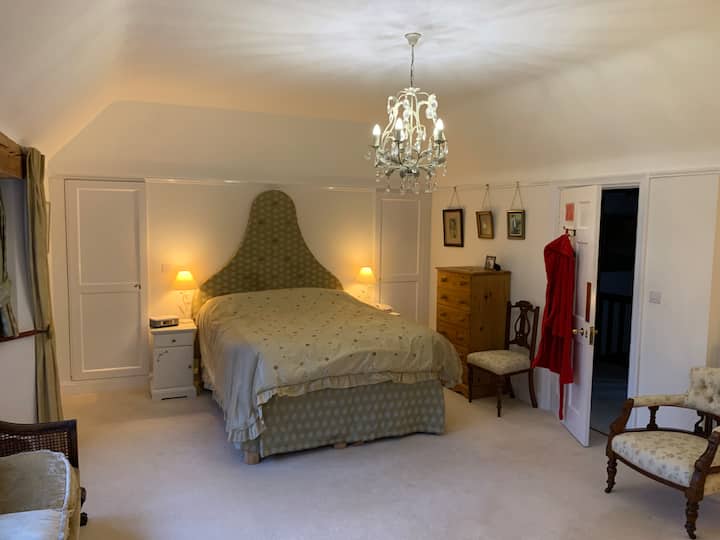 Dhoma e gjumit kryesore e suitës Lutyens me krevat dopio "king size", zonë zhveshjeje dhe banjë brenda në suitë me banjë dhe dush. 