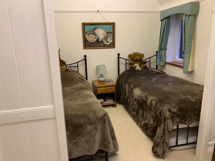 Çerdhja e Vjetër ishte një dhomë me perde për infermieret e lagura dhe krevat fëmijësh. Tani ka 2 krevate tek 3’me një krevat tek që mund të përdoret lehtësisht në një dhomë tjetër. Ndan banjën familjare me dhomën e gjumit8.