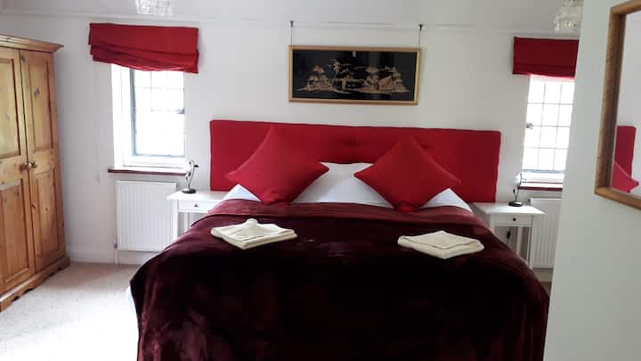 Suita e pyllit: Dhomë gjumi e madhe me krevat superking, krevat tek i veçantë me krevat udhëtimi në gardërobë. Dhomë dushi brenda në suitë. 