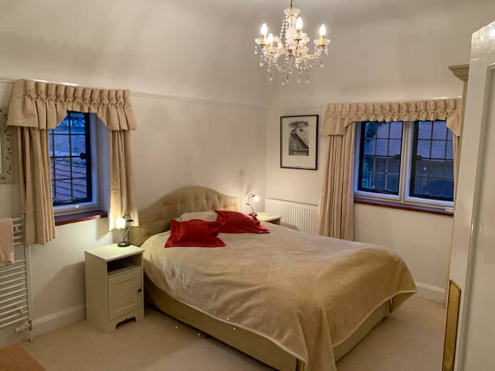 Dhoma Lowndes me pamje nga hyrja e pasme, garazhi dhe rruga për në kopshtin e poshtëm. Kjo dhomë ndan banjën ngjitur me çerdhen e vjetër dhe është e përshtatshme për një familje me 2 ose 3 fëmijë.