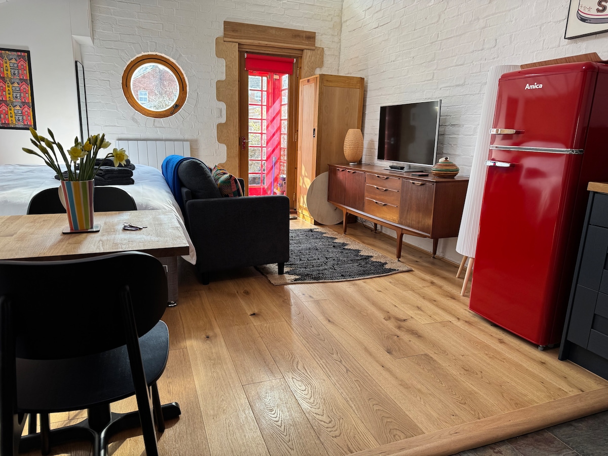 Top Airbnb: Phone box 16 in Olney. A cosy quirky place for two in Buckinghamshire