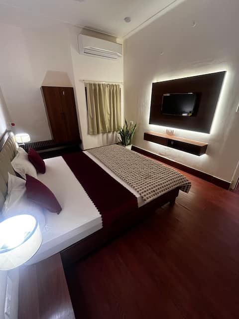 Atharv Luxe Homestay Near Gwl Railway Station