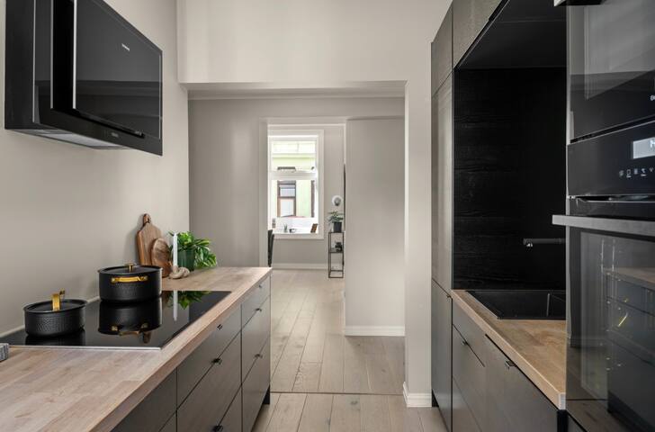 Classic Grünerløkka Apartment (Sleeps 8) gallery image 3