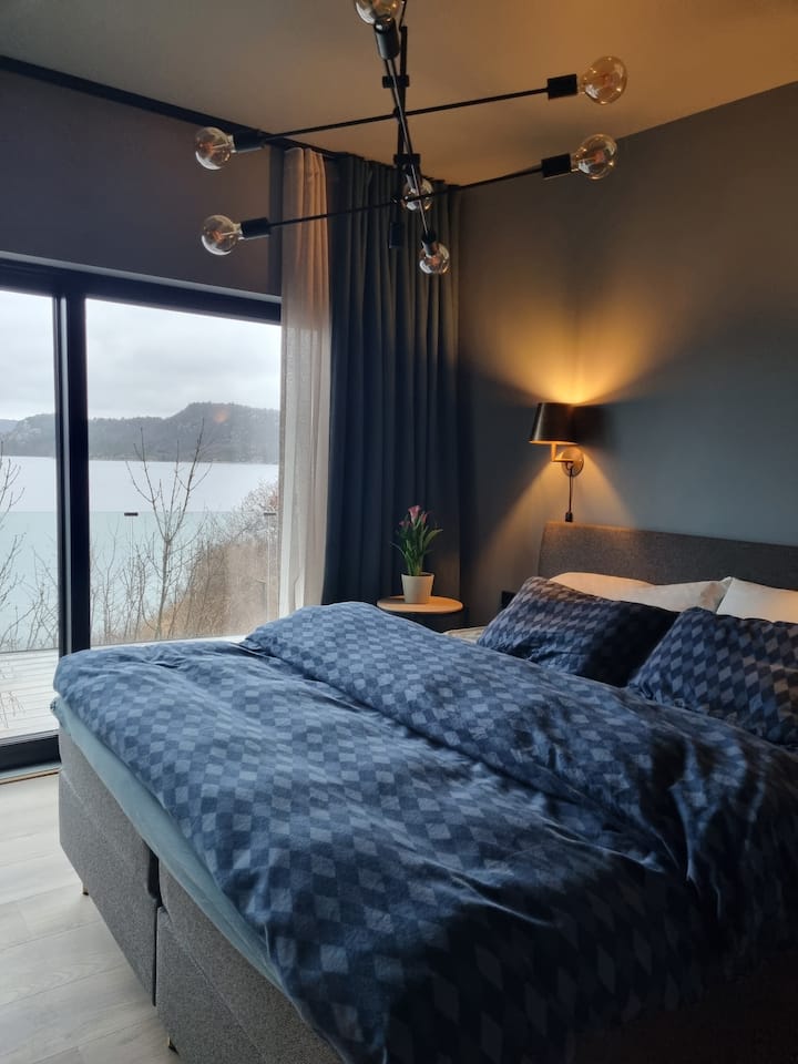 מצעים ומגבות לכל אדם. 
יש שני שמיכות פוך בודדות כששוכרים.