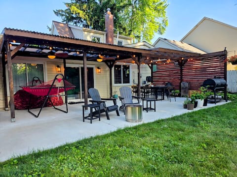 Designer Home| Sauna, Fireplace, Backyard Retreat