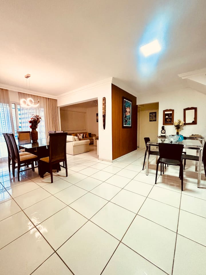 ბინაში შემავალი სამი ოთახის ფართო ხედი პირველ სართულზე 