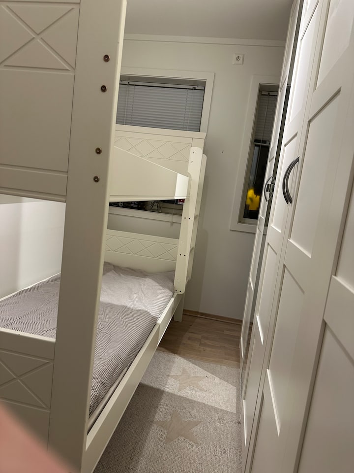 卧室配备优质床垫和遮光卷帘。衣柜很好。