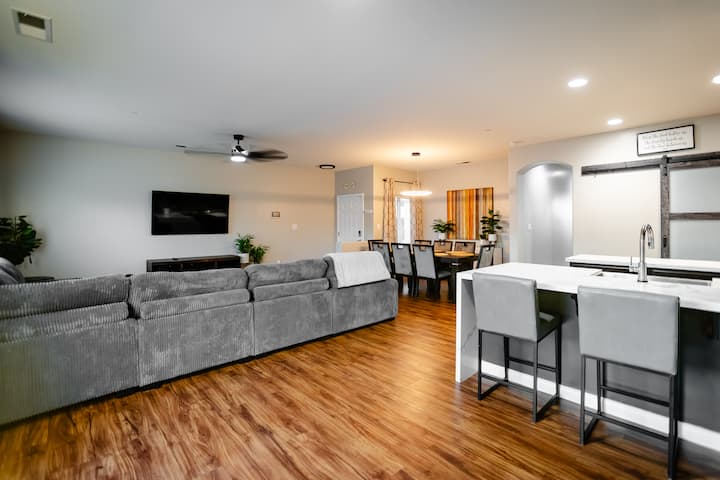 5 Bdrm Beautiful Sw Bakersfield - Hwy 99/hard Rock - Bakersfield, CA