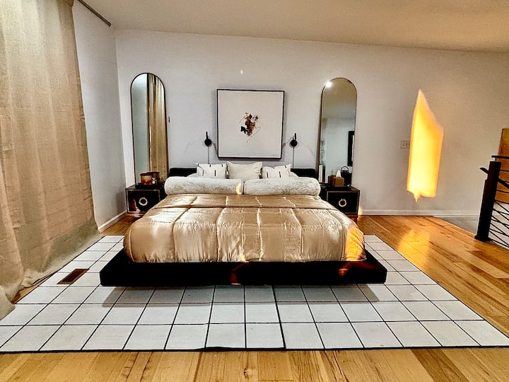 Ზედა დონის ძირითადი ფლიგელი. Დიდი ზომის მეხსიერების ქაფის ლეიბი ინდივიდუალური საკითხავი განათებით. 