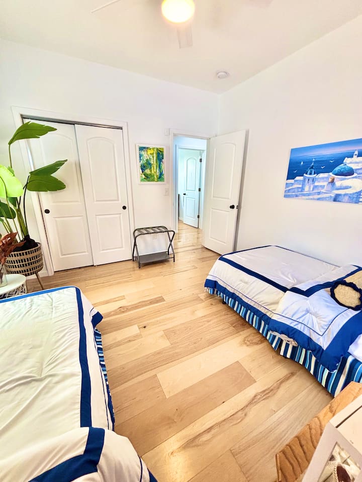 Ორადგილიანი საწოლები მეხსიერების ქაფის მატრასით.