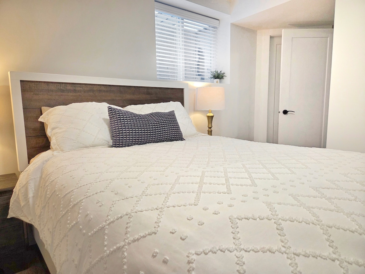 Втора спалня с уютно, удобно двойно легло. Щорите на прозорците позволяват стаята да остане приятно тъмна през нощта.