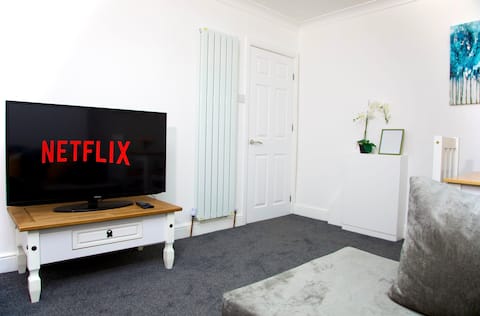 Successful Airbnb property: Stylish 2 Bed G/F Flat in West Dartford |long stay in Wilmington