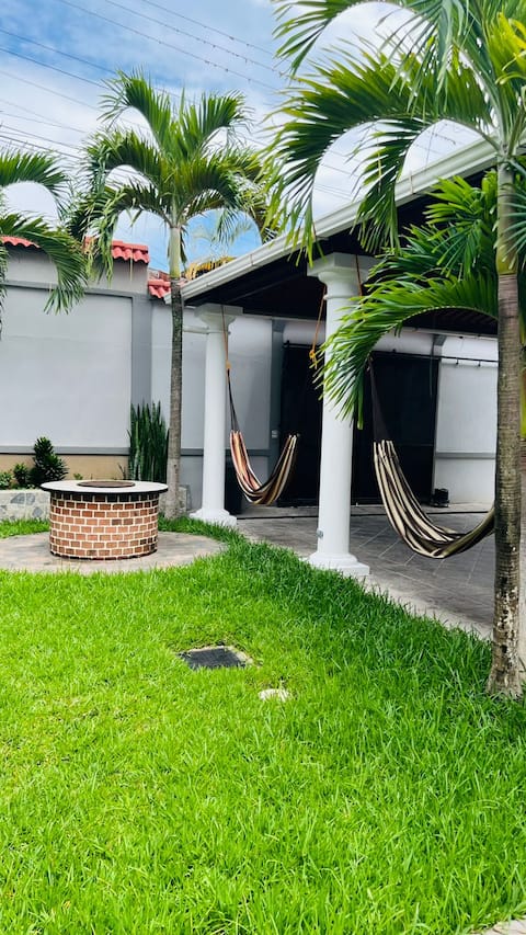 Los Pinos Resid; 5 min from the Basilica and Chatún Park