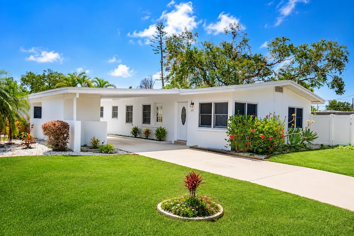 Cozy Beach Walk Home 3br 2ba + Priv Yard + Smarttv - St. Pete Beach, FL