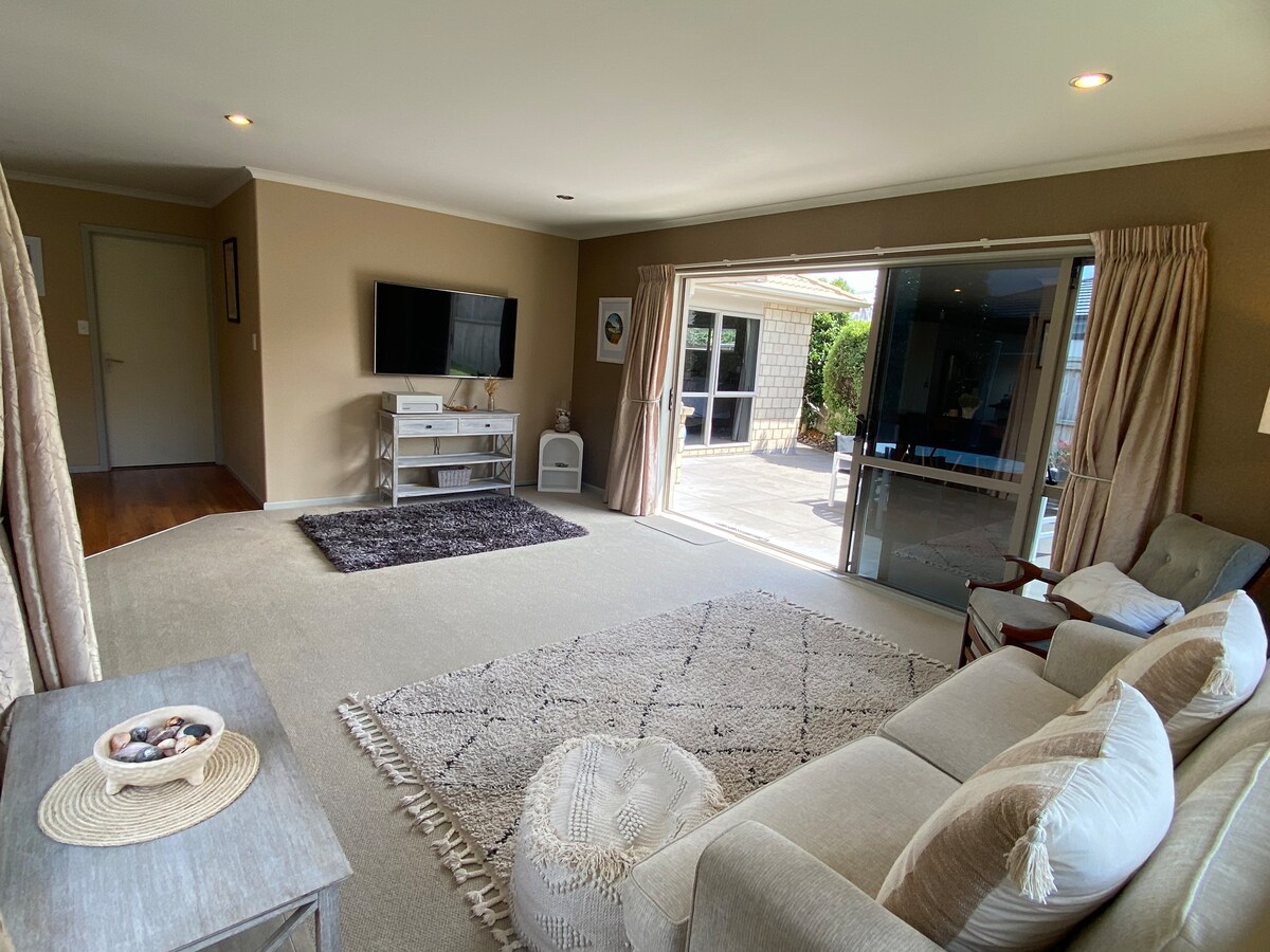 Top performing Airbnb: Pap pleaser - 3bed/2 bath in Papamoa Beach