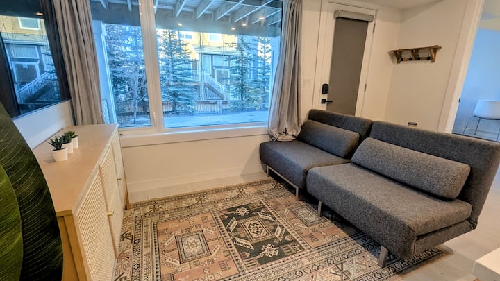 Cozy Guest Suite With Full Kitchen - Cochrane