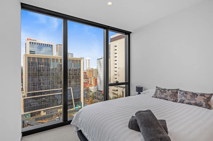 
Hlavná spálňa – moderná spálňa s vlastnou kúpeľňou, vstavanými šatníkmi a čo je dôležitejšie, nádherným výhľadom na mesto Perth. 
