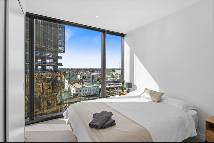 Pohodlná sekundárna spálňa s priestrannou šatníkovou skriňou s dostatočným úložným priestorom a nádherným výhľadom, ideálna na relaxačný a príjemný pobyt.