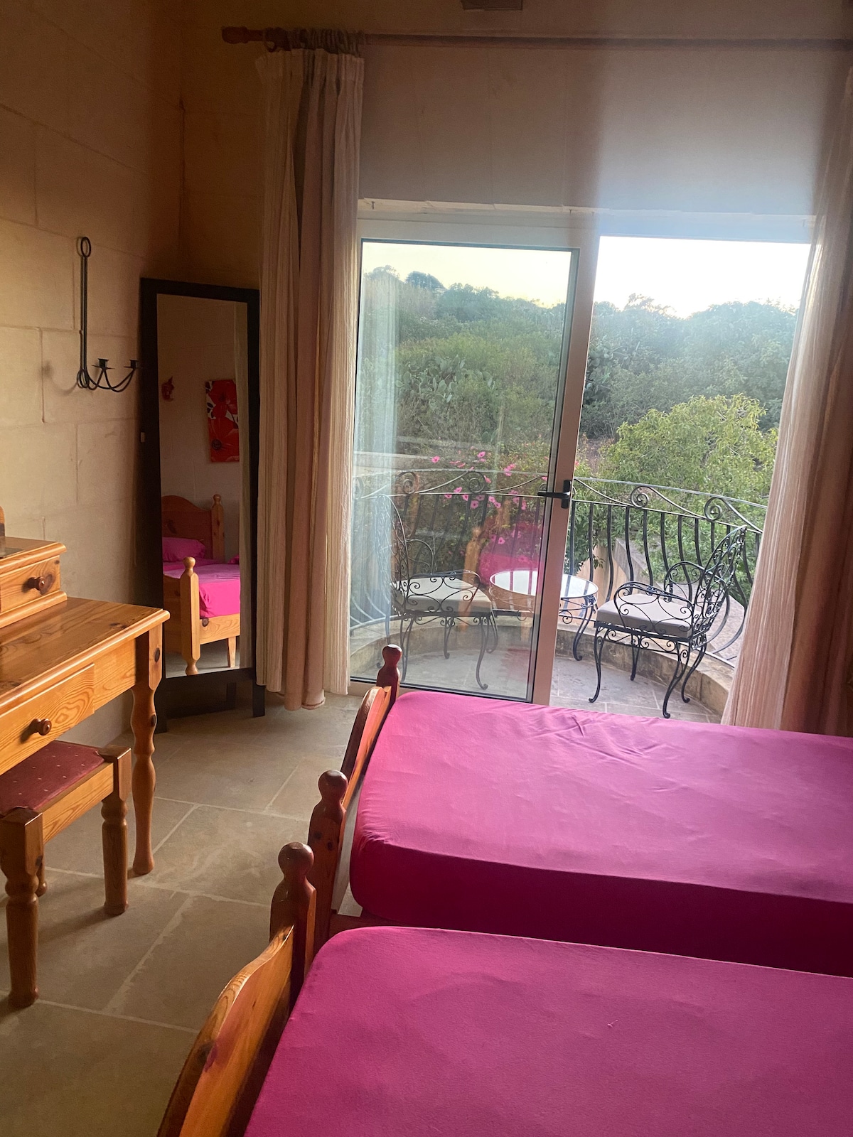 Slaapkamer met uitzicht op velden en zwembad