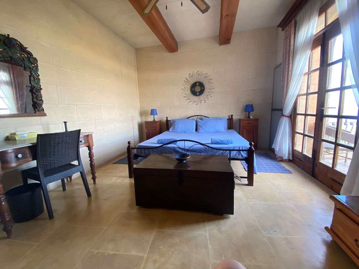 Hoofdslaapkamer met super kingsize bed (180 cns x 200cms)