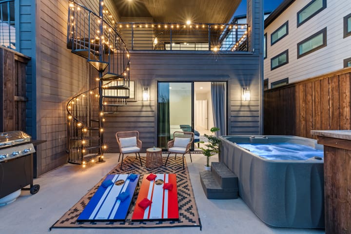 Luxury Loft | Hot Tub, Pool Table, Balcony, BBQ