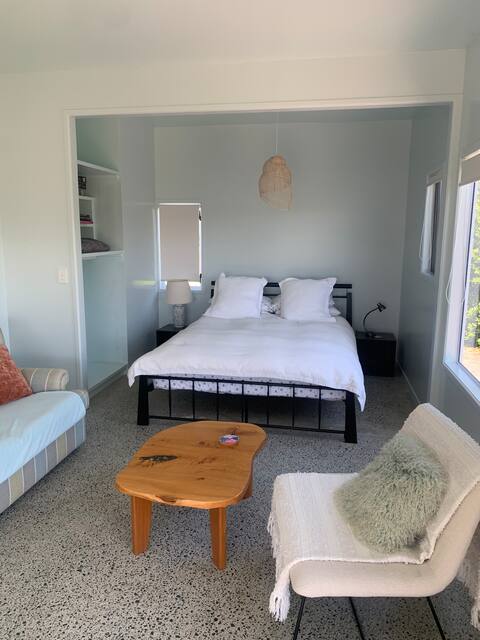Popular Airbnb listing: Beach cabin with views in Far North District
