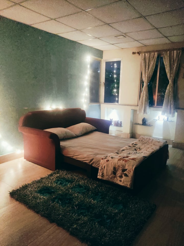 एक बेडरूम ज्यामध्ये सर्व 3 बाजूंनी नैसर्गिक हवा आणि प्रकाश आहे, एका मोठ्या फ्रेंच दरवाजाद्वारे विस्तृत टेरेस गार्डनमध्ये उघडते, त्याला लागून एक किचनेट आहे 