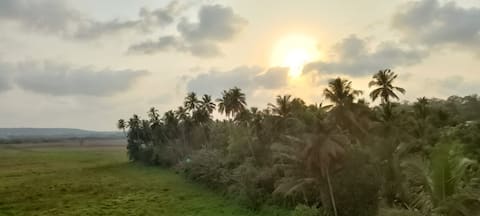 Casa De Solares -2bhk - 10 minutes to Candolim beach.