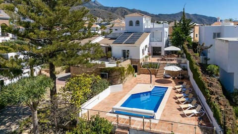 Luxury 6-Bedroom Villa w/Pool, 10min Walk to Beach