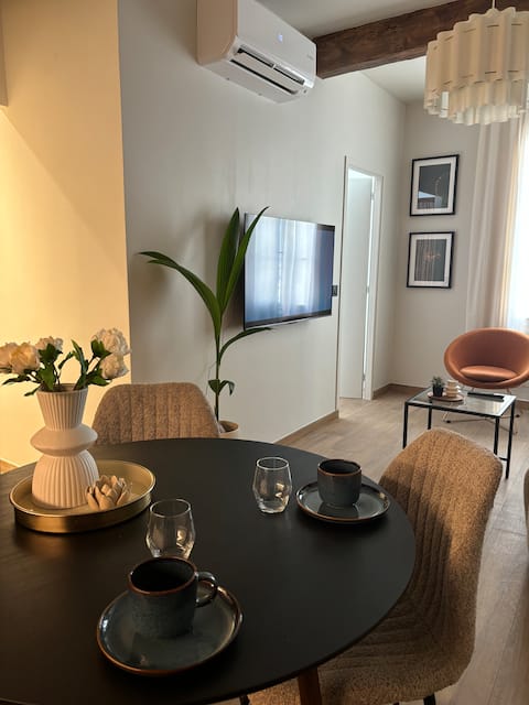 Top Airbnb: P2 L'Écrin des Remparts + free parking card in Aigues Mortes