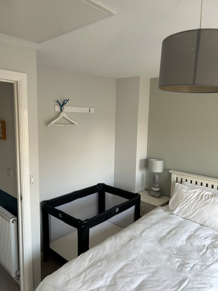 يمكن نقل سريرين فرديين معًا، مع إظهار سرير أطفال