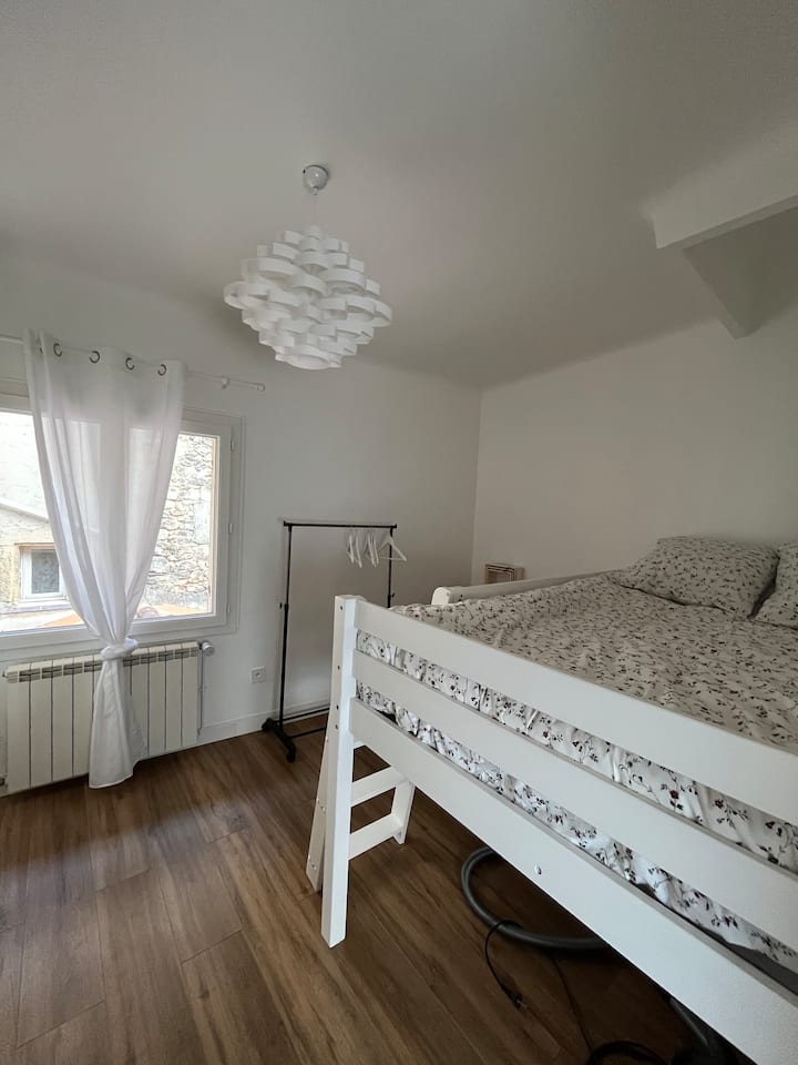 تقع غرفتي النوم في الطابق العلوي.