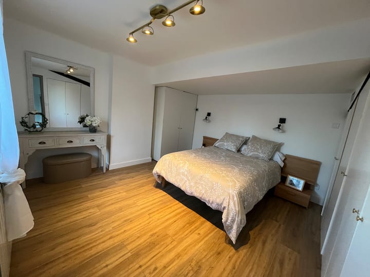 تقع غرفتي النوم في الطابق العلوي.