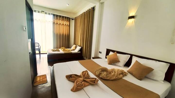 מיטת קינג סייז לשני מבוגרים ולילד.