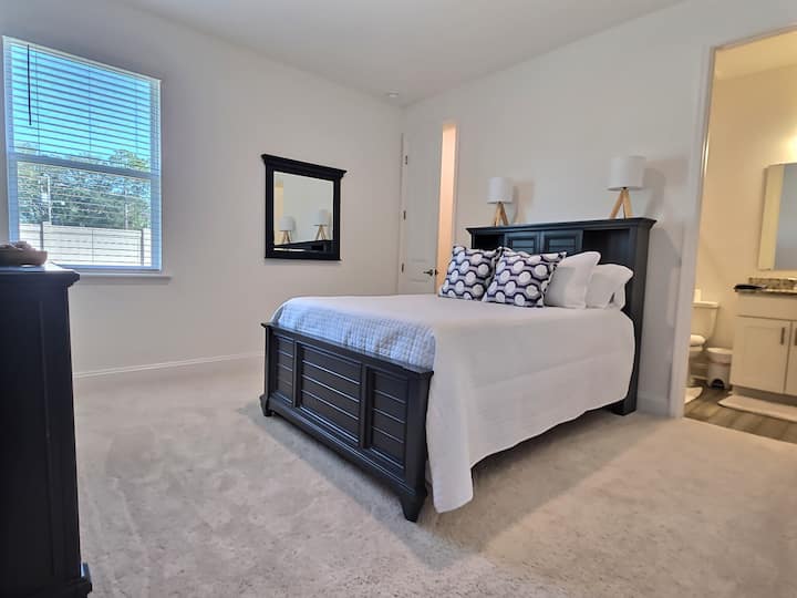 Droo mbili chini ya kitanda.  Pangusa matandiko kwenye kabati.